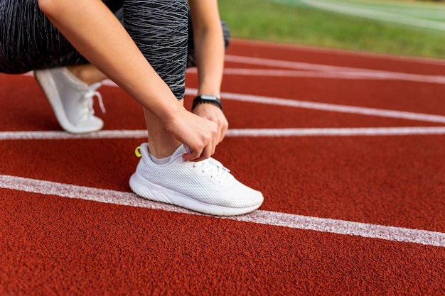 Primo piano sulla donna che si prepara a correre