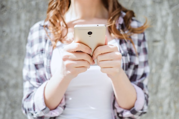 Primo piano sulla donna che tiene il cellulare