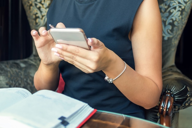 Primo piano sulla donna d'affari utilizzando smartphone