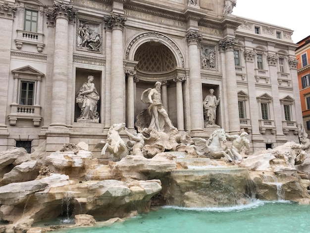 Primo piano sulla fontana di Trevi Roma Italia