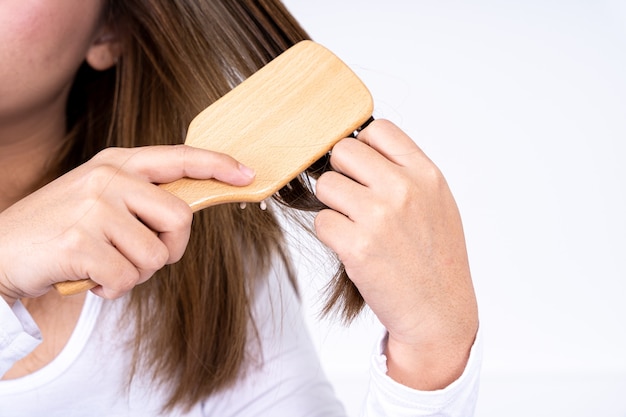 Primo piano sulla giovane donna che pettina i suoi capelli.