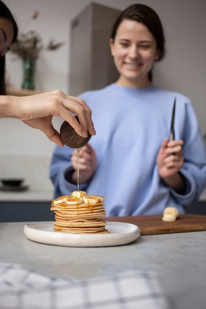 Primo piano sulla giovane donna che prepara il cibo per mangiare