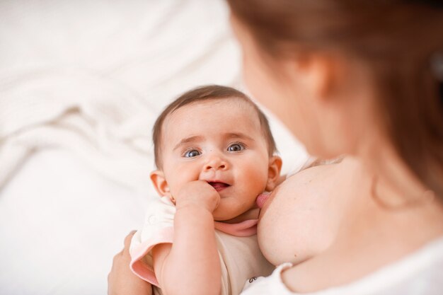 Primo piano sulla madre che si prende cura del suo bambino