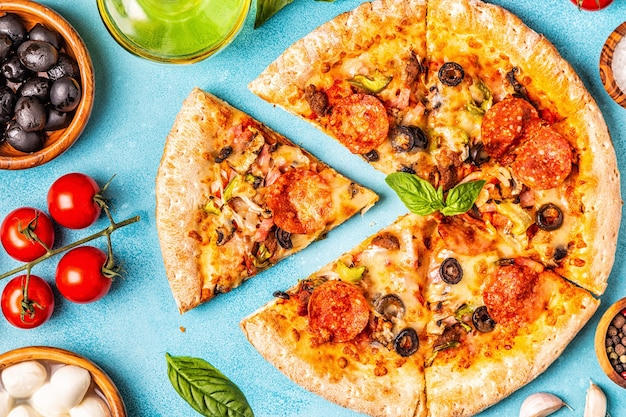 Primo piano sulla pizza di carne con ingredienti