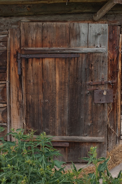 Primo piano sulla porta del granaio in legno vecchio e stagionato