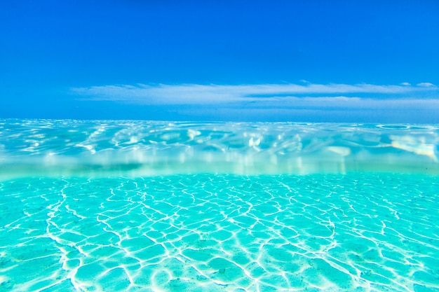 Primo piano sulla spiaggia delle Maldive e acqua pulita