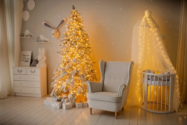 Primo piano sulla stanza dei bambini di Natale decorata a festa