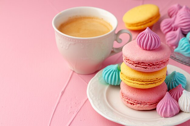 Primo piano sulla tazza di caffè con biscotti colorati