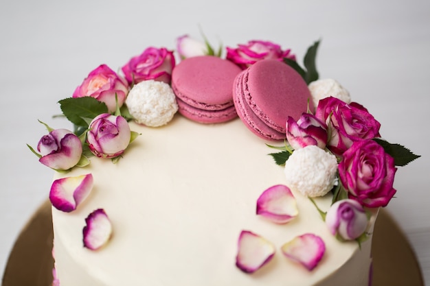 Primo piano sulla torta con rose e amaretti