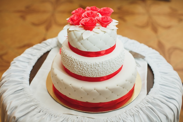 Primo piano sulla torta nuziale al banchetto