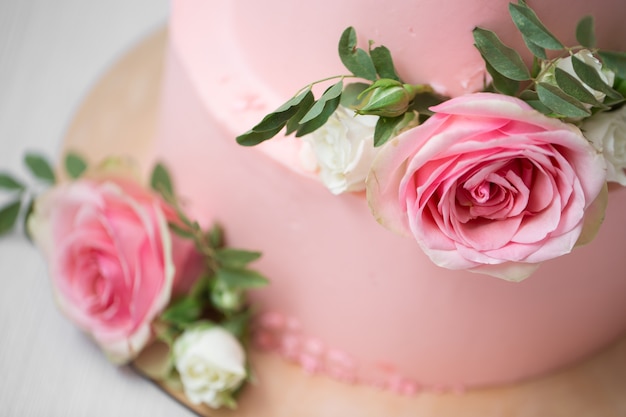 Primo piano sulla torta nuziale con fiori