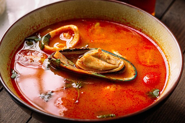 Primo piano sulla zuppa di pesce tailandese gourmet tom yam