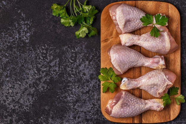 Primo piano sulle cosce di pollo crudo sul tagliere