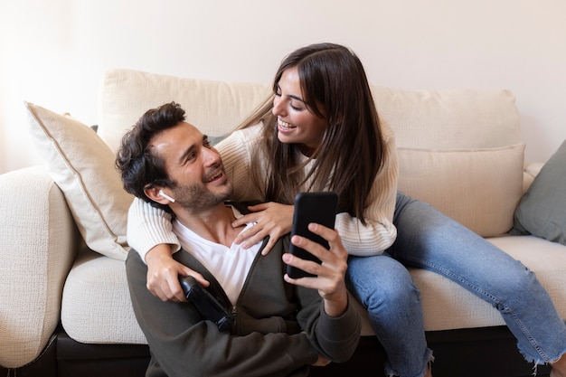 Primo piano sulle persone che lavorano da casa