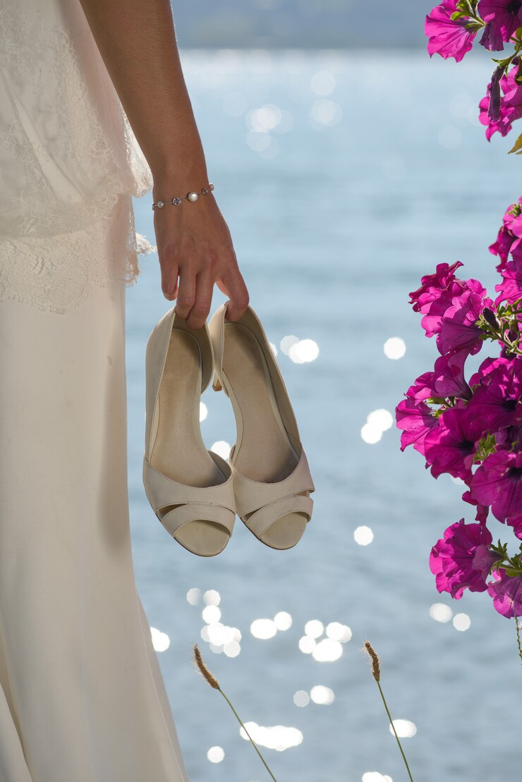Primo piano sulle scarpe della sposa