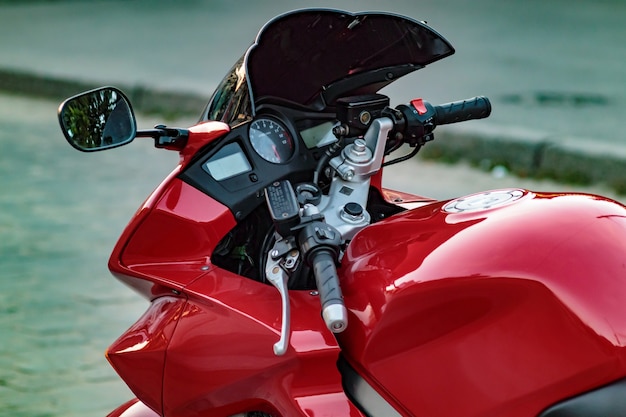 Primo piano, tachimetro e contagiri del lato di progettazione di Motobike.