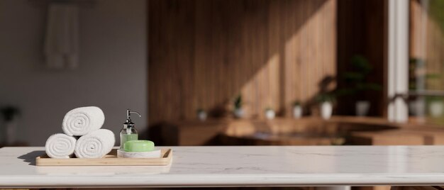 Primo piano Tavolo con spazio copia su sfocata bella camera Onsen in legno con bagno in legno