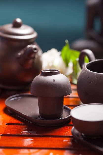Primo piano tavolo con terracotta per la cerimonia del tè cinese