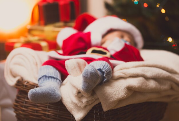 Primo piano tonico di Babbo Natale sdraiato e carino con calzini a maglia blu