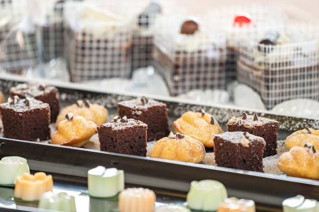 Primo piano torta brownies con gli altri dessert tailandesi accanto.