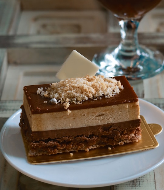 Primo piano torta di crema al cioccolato sul piatto bianco