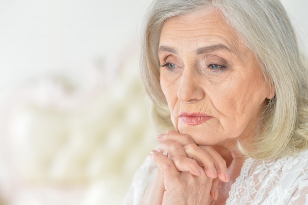 Primo piano triste della donna anziana bella