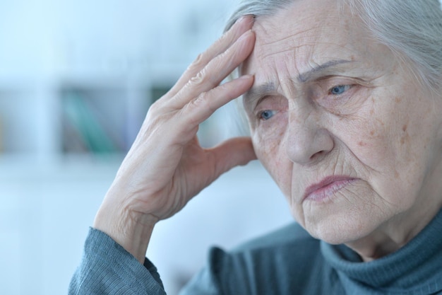 Primo piano triste della donna anziana bella