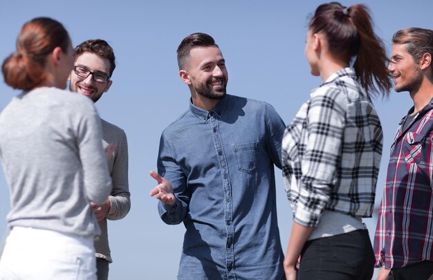 Primo piano un gruppo di studenti che discutono i loro problemiil concetto di comunicazione