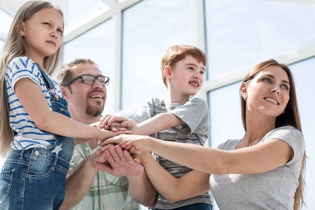 Primo piano una famiglia felice attende con impazienza qualcosa di visione per il futuro