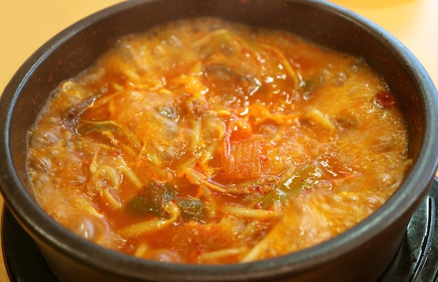 Primo piano una pentola di stufato di Kimchi piccante e piccante coreano o Kimchi Jjigae