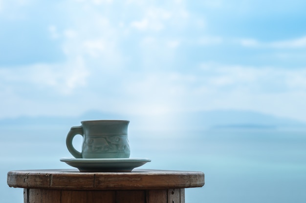 Primo piano una tazza di caffè sul tavolo sulla vista mare