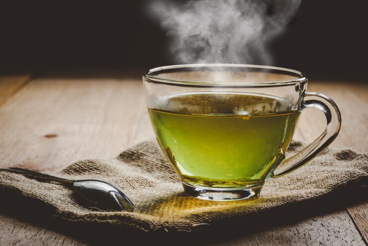 Primo piano una tazza di tè verde su tela di sacco