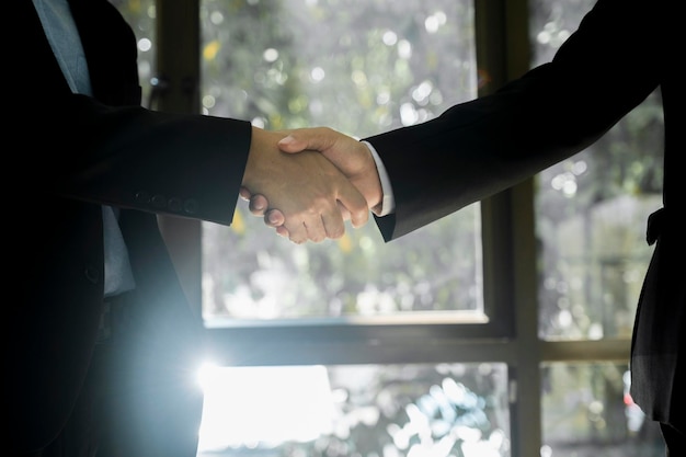 Primo piano uomo d'affari che stringe la mano al cliente dopo aver terminato la riunione