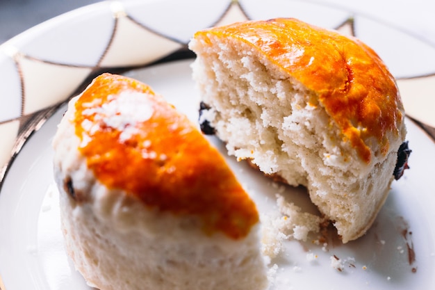 Primo piano Uvetta Scone tagliata a metà. Mangi con tè. Buona pasticceria