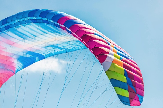 Primo piano variopinto del parapendio contro il cielo blu