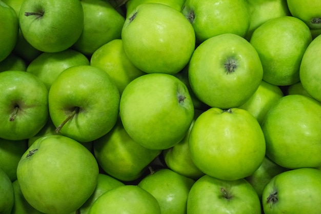 Primo piano verde bello delle mele mature