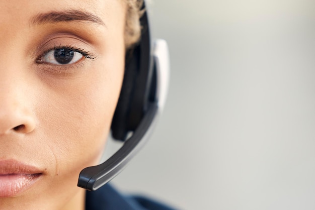 Primo piano viso o donna nel call center crm professionale o servizio clienti con visione focalizzata o auricolare Addetto all'assistenza clienti esperto di comunicazione o contattaci in ufficio con lo zoom del microfono