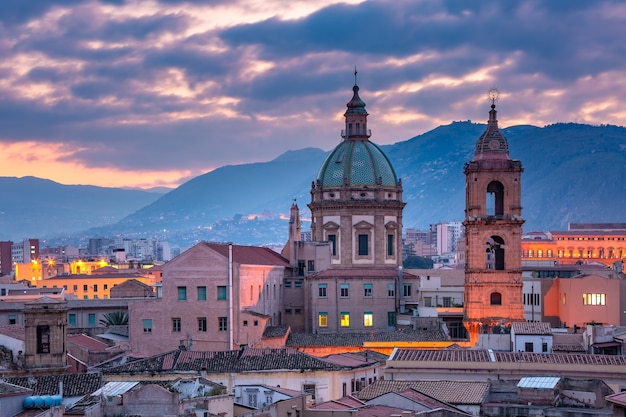 Primo piano vista aerea di Palermo con la Chiesa di Santa Maria del Gesù al tramonto, Sicilia, Italy