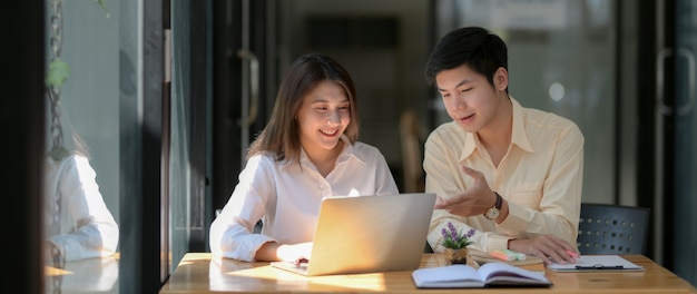 Primo piano vista di due studenti universitari di consulenza sul loro incarico