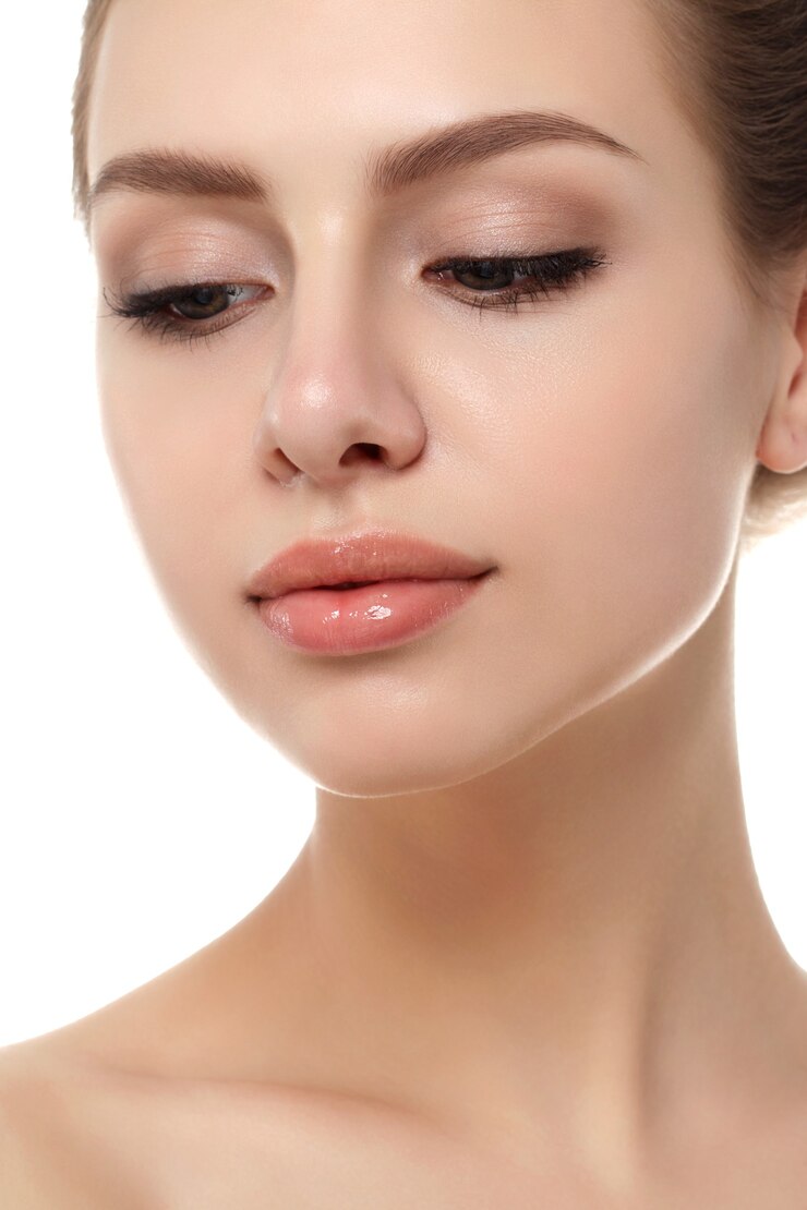 Primo piano vista di giovane bella donna caucasica isolata. Rimodellamento labbra, terapia SPA, cura della pelle, cosmetologia