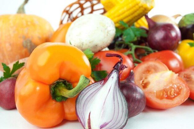 Primo pianouna varietà di verdure frescheisolate su un bianco