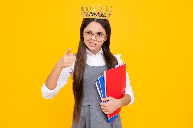 Principessa nerd studentessa in uniforme scolastica e corona che celebra la vittoria su sfondo giallo Scuola