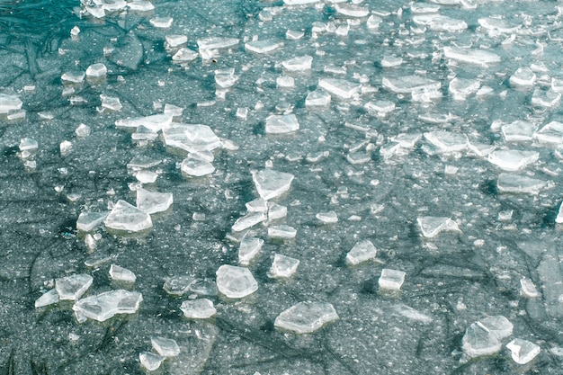 Priorità bassa astratta del ghiaccio con le crepe sulla superficie del ghiaccio