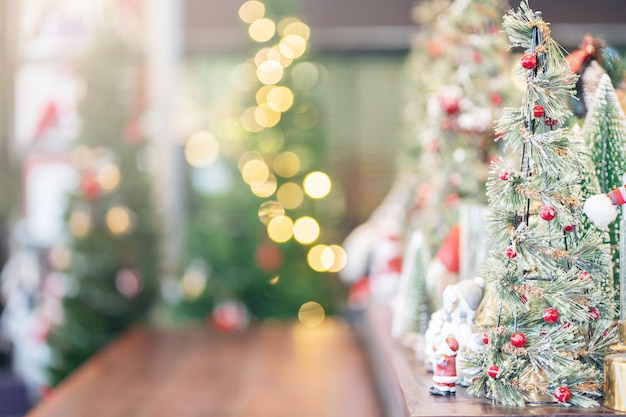 Priorità bassa astratta della sfuocatura di natale, celebrazione sulla decorazione dell'albero di Natale su di legno per priorità bassa