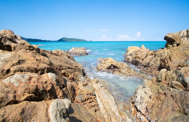 Priorità bassa blu dell'acqua di mare della spiaggia della roccia