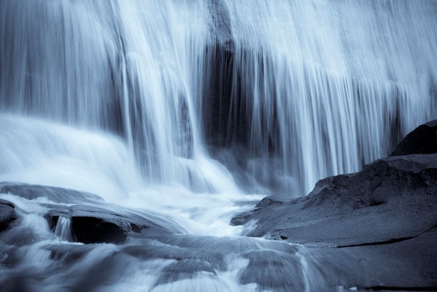 Priorità bassa blu della cascata