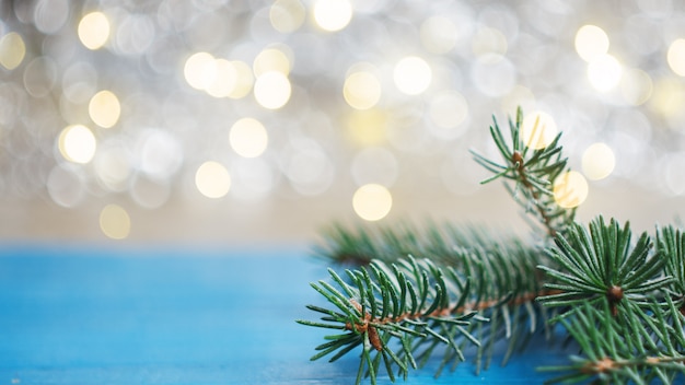 Priorità bassa del bokeh di natale con le filiali dell'albero di Natale