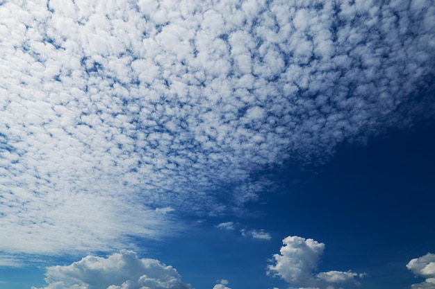 Priorità bassa del chiarore della lente del cielo delle nuvole del sole