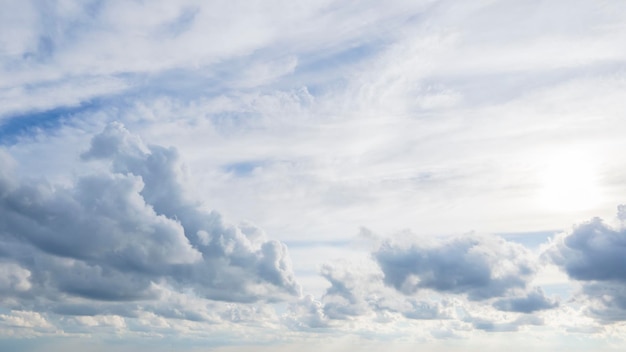 Priorità bassa del cielo blu con belle nuvole