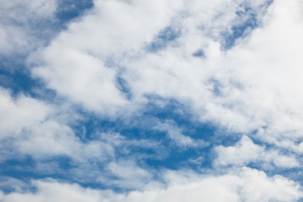 Priorità bassa del cielo blu con cloud.